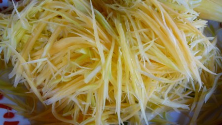 Making green papaya salad