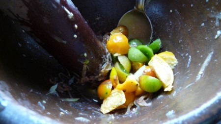 Making green papaya salad
