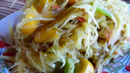 Making green papaya salad