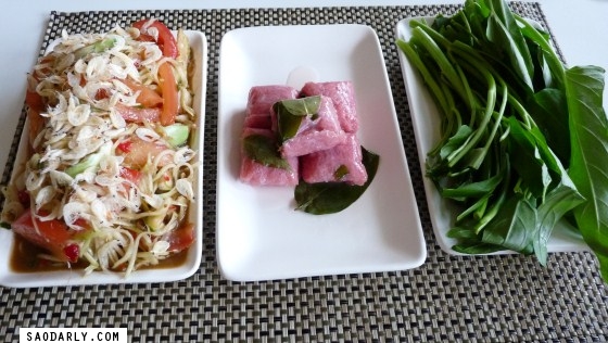 Lao Food and World Cup 2010 - Papaya Salad